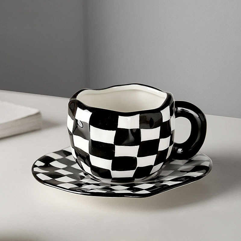 Alternative To Coffee And Tea - 250 ml Schwarz-Weiß-Kaffeetasse und Untertasse, unregelmäßige